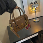 Damen Mini-Handtasche mit eleganter Struktur und charmantem Anhänger