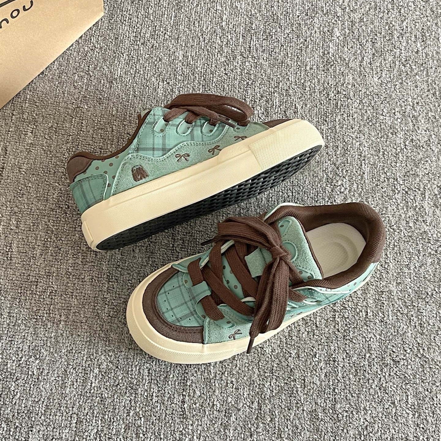 Feminine bequeme Sneakers im verspielten Design