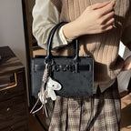 Damenhandtas im modernen minimalistischen Stil mit verspieltem Charme