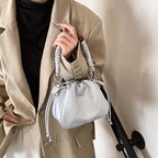 Damen Mini Schultertasche mit dekorativem Kettenriemen und trendigem Anhänger