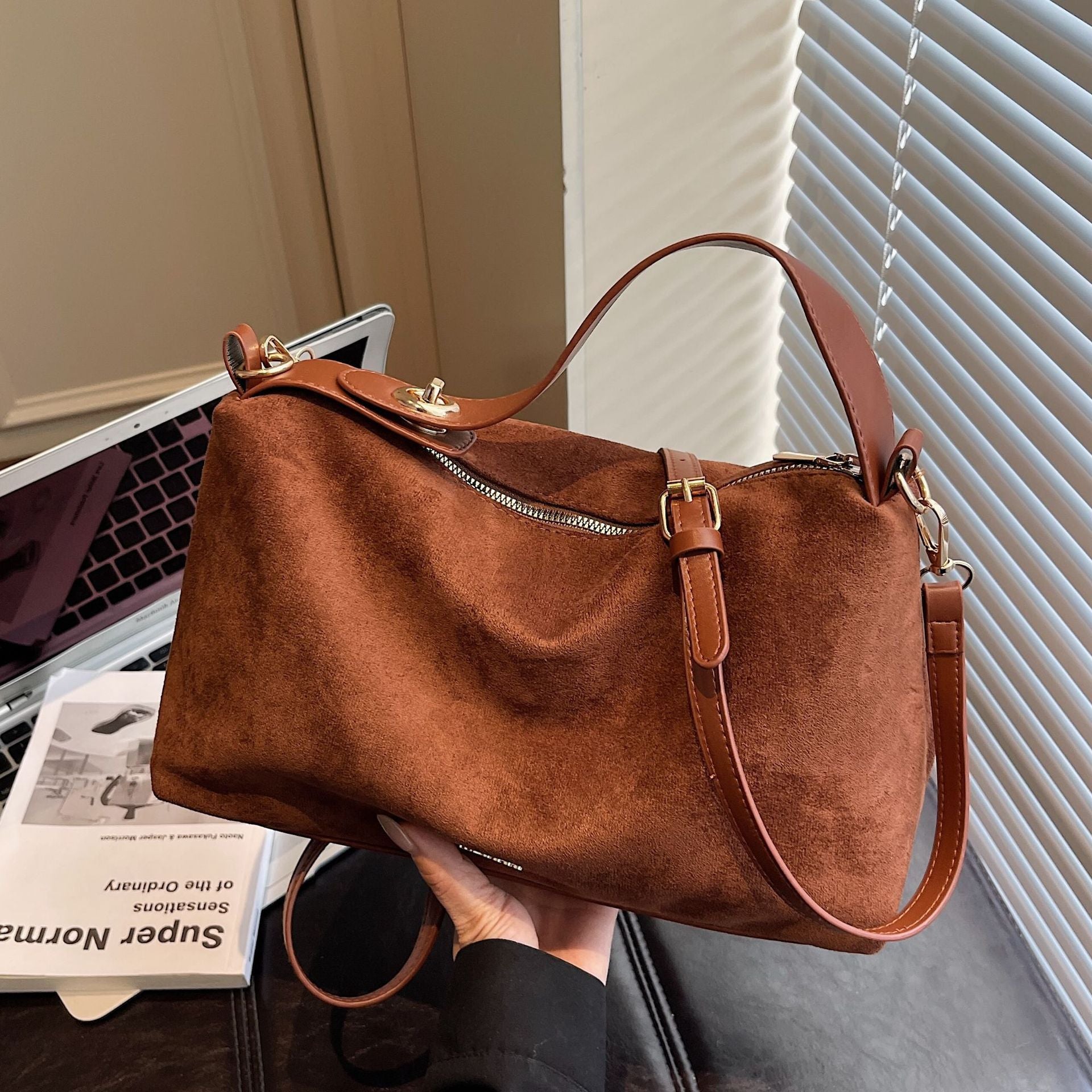 Damen praktische Schultertasche aus weichem Wildleder
