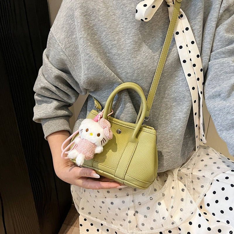 Damen Mini-Handtasche mit verspieltem Plüschanhänger