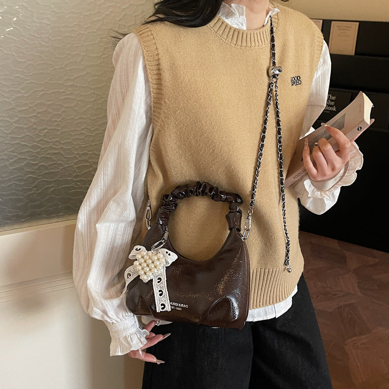 Damen Mini-Handtasche mit voluminösem Rüschendesign und trendigen Charms