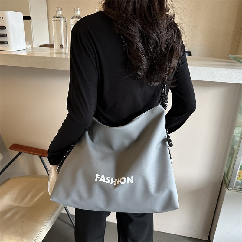Stylische Umhängetasche für Damen mit geflochtenem Kordelzug