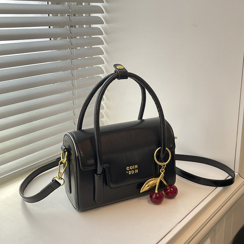 Damen Mini-Handtasche mit eleganter Struktur und charmantem Anhänger