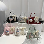 Damen Mini-Handtasche mit verspieltem Tiermotiv und charmantem Anhänger