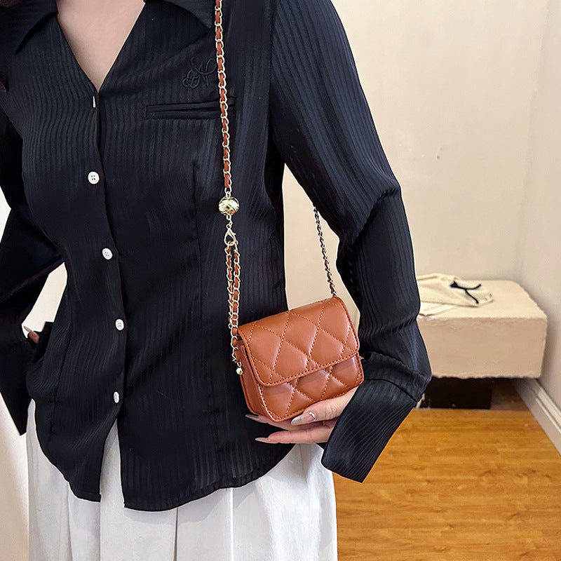 Damen Mini Umhängetasche mit glänzender Kette und charmantem Anhänger
