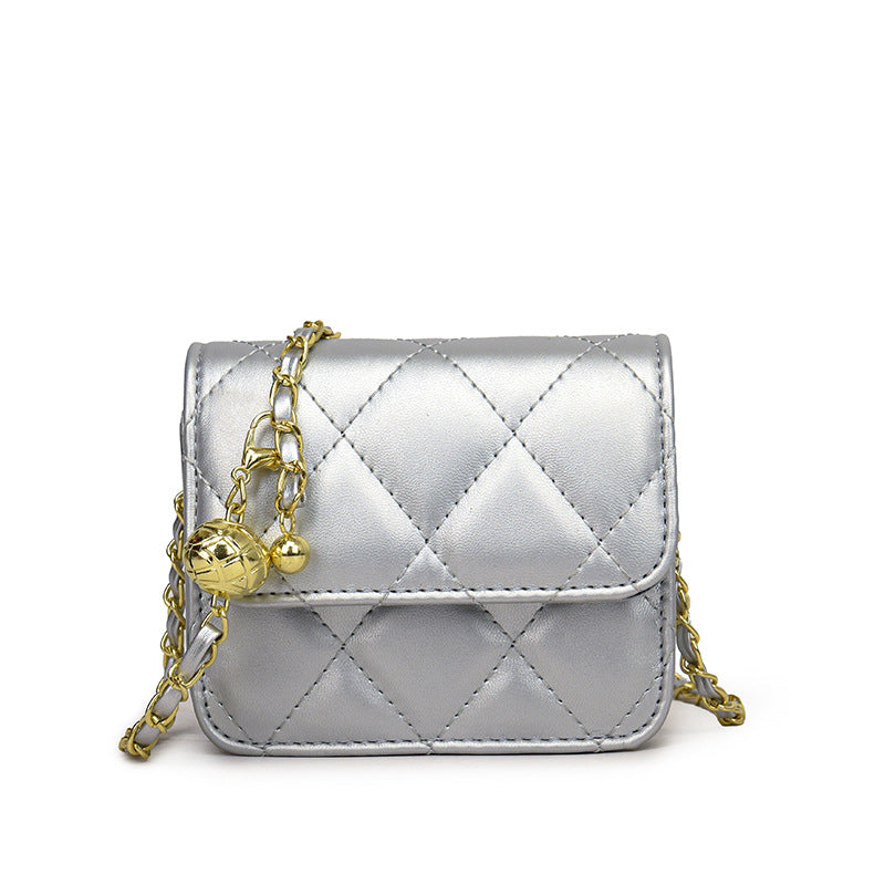 Damen Mini Umhängetasche mit glänzender Kette und charmantem Anhänger