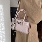 Damenhandtas im modernen minimalistischen Stil mit verspieltem Charme