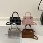 Damen Mini-Handtasche mit eleganter Struktur und goldenen Akzenten