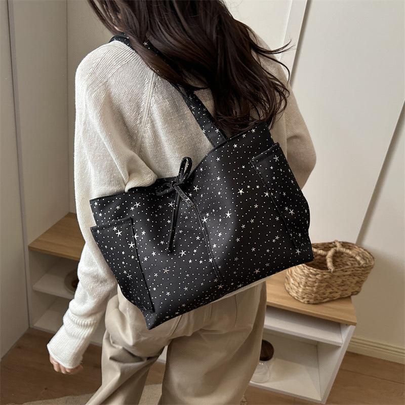 Damentasche mit glitzerndem Sternmuster