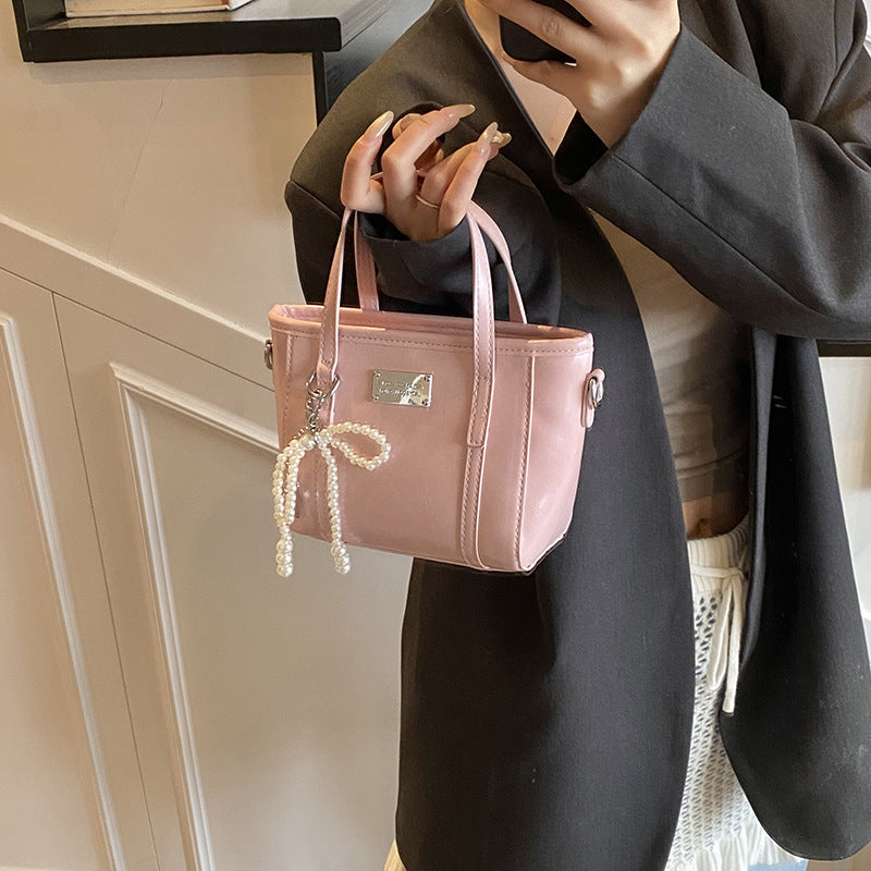 Damen Mini-Handtasche mit perlenverziertem Anhänger