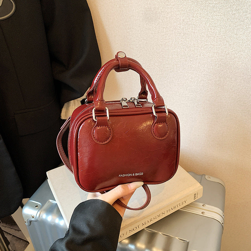 Damen Mini-Handtasche mit süßem Anhänger