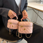 Damen Mini-Tasche im eleganten, gesteppten Design mit goldenen Akzenten