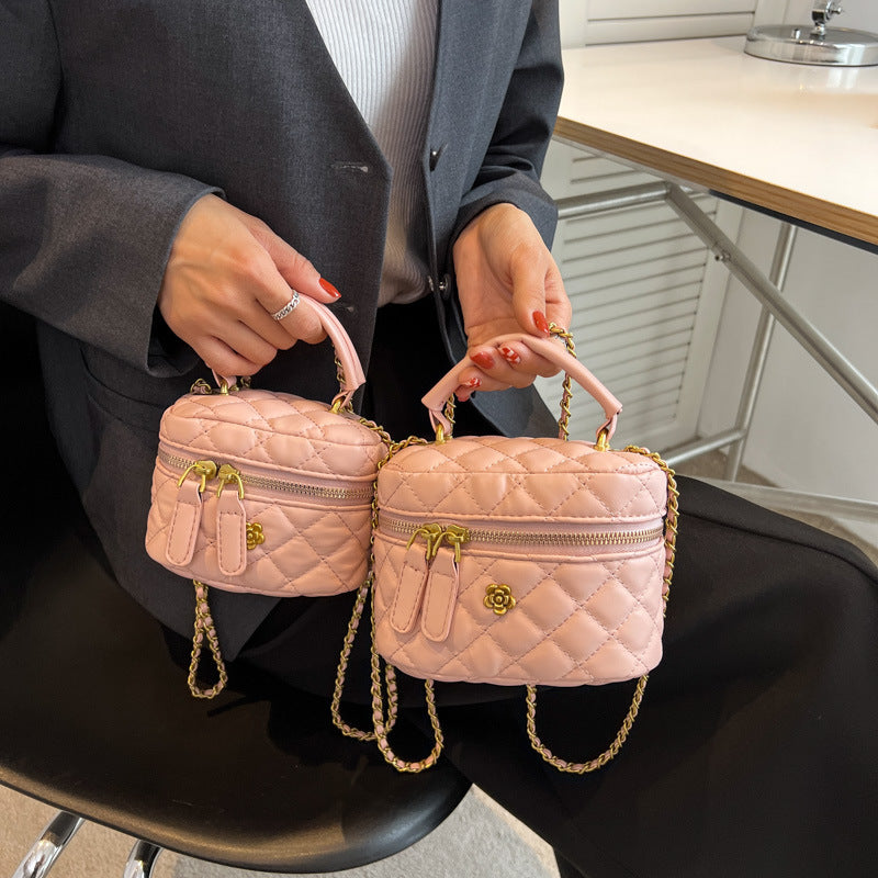 Damen Mini-Tasche im eleganten, gesteppten Design mit goldenen Akzenten