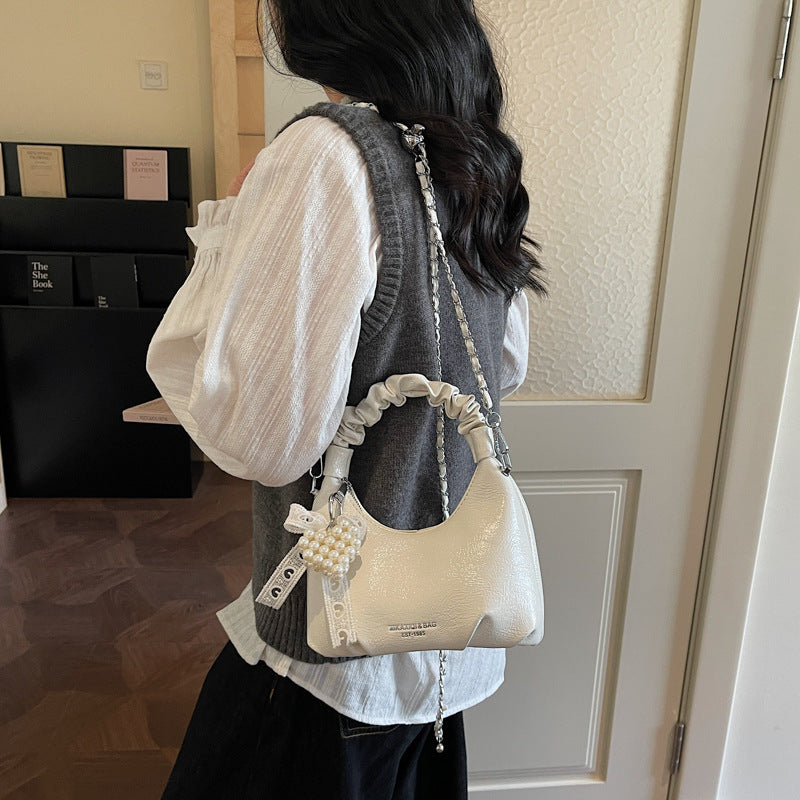 Damen Mini-Handtasche mit voluminösem Rüschendesign und trendigen Charms