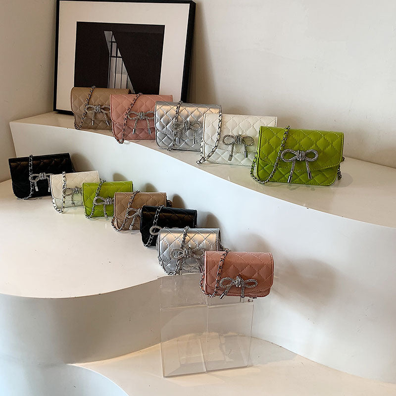 Damen-Mini-Handtasche mit luxuriösem, gestepptem Muster und funkeldem Kettenanhänger