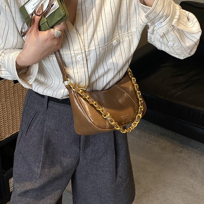 Damentasche mit elegantem Kettenakzent