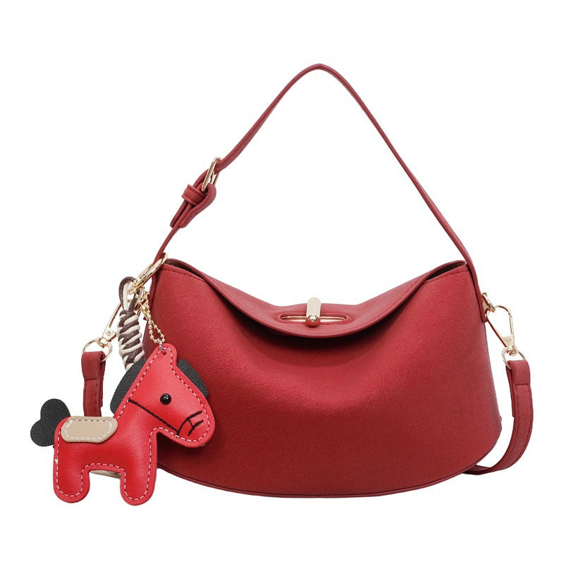 Damenschultertasche mit charmantem Anhänger und elegantem Design