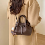 Frauen Designer Bucket Bag mit verspieltem Tier-Charm