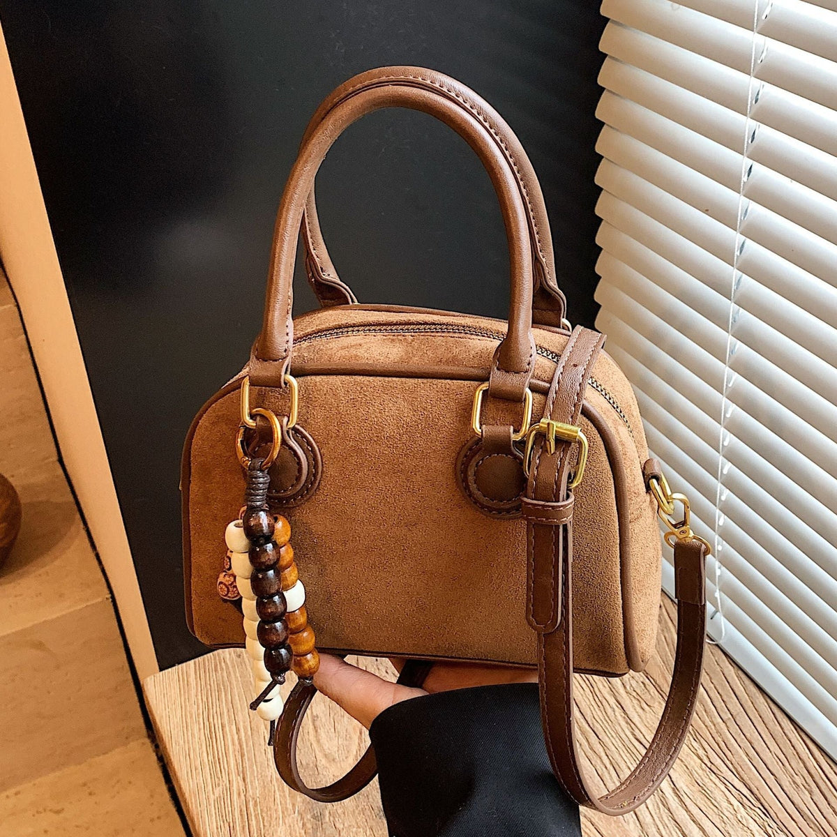 Damen Mini-Handtasche mit verspieltem Anhänger