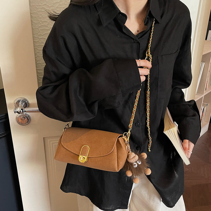 Damen Schultertasche mit dekorativem Anhänger und luxuriösem Kettenriemen
