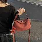 Damenschultertasche mit charmantem Anhänger und elegantem Design