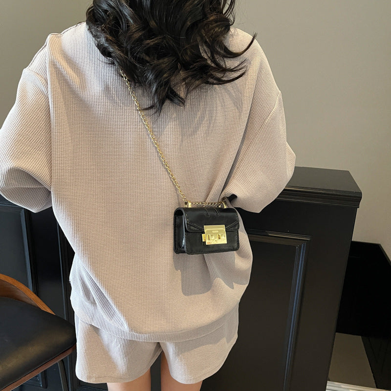 Damen Mini-Handtasche mit eleganten Metalldetails