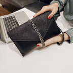 Damen-Clutch mit stylischer Kettenakzent