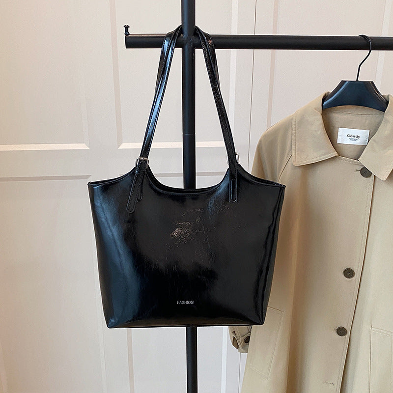 Damen elegante Handtasche aus hochwertigem Kunstleder mit verspieltem Anhänger