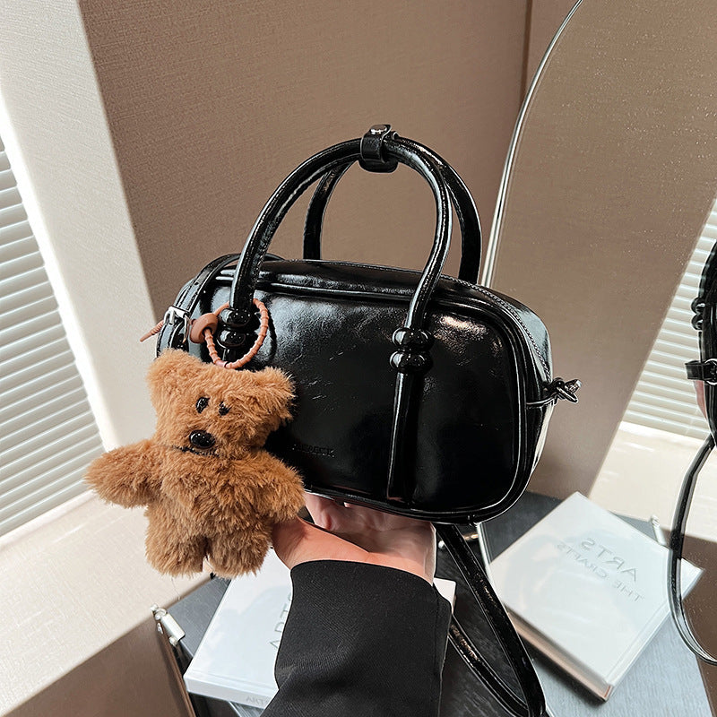 Damen Mini-Handtasche mit charmantem Bärenanhänger