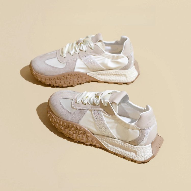 Damen sportliche Sneakers mit glitzernden Akzenten und futuristischem Design