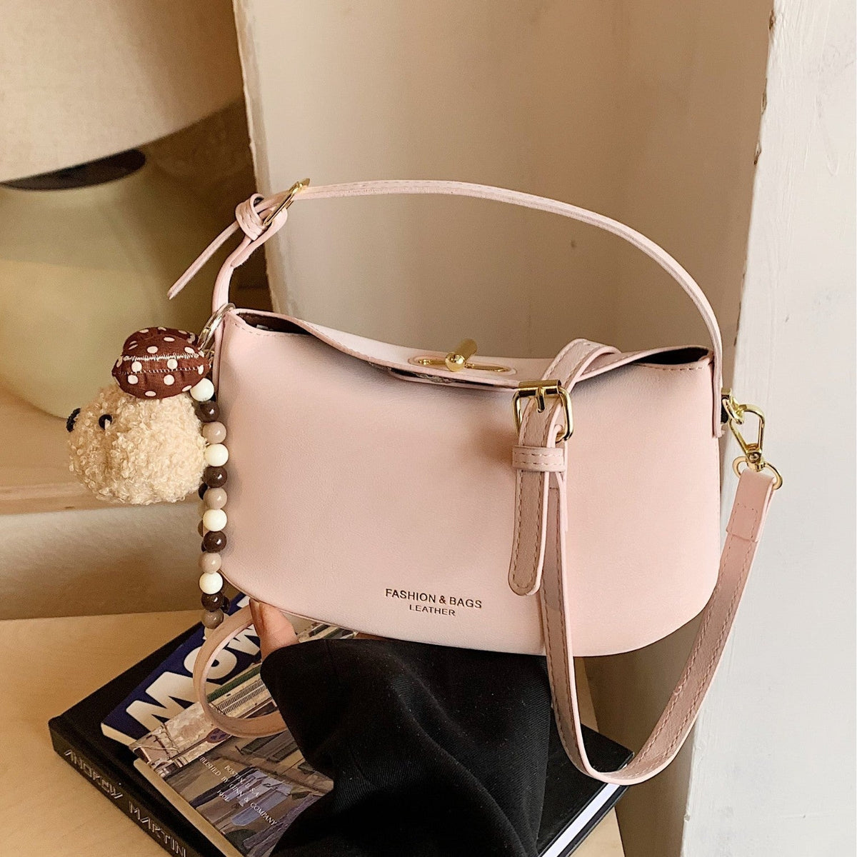 Damen Schultertasche mit dekorativem Anhänger