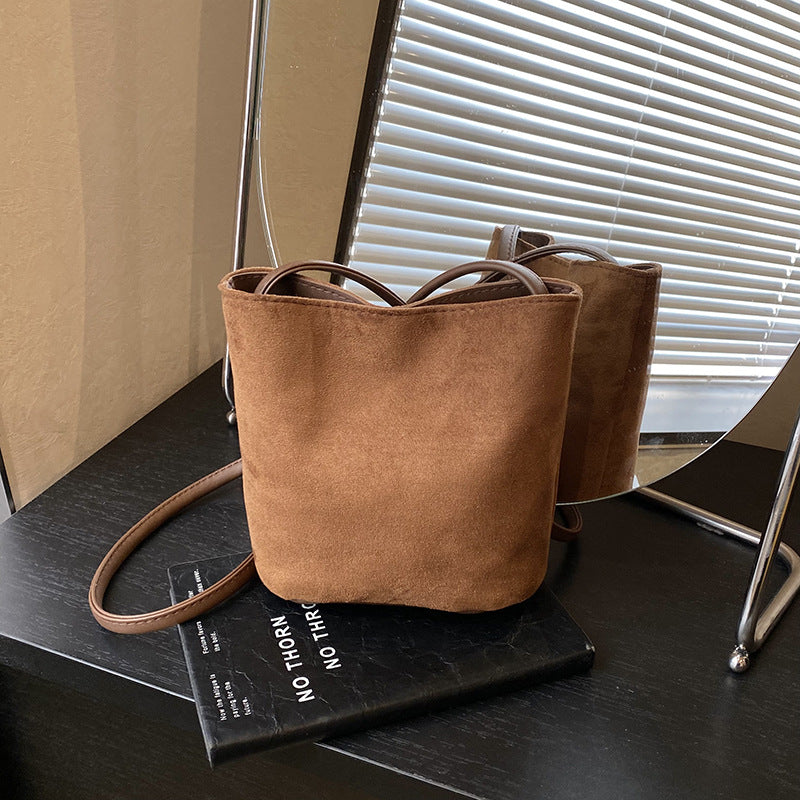 Damen Mini-Tasche aus weichem Wildleder mit verstellbarem Schultergurt