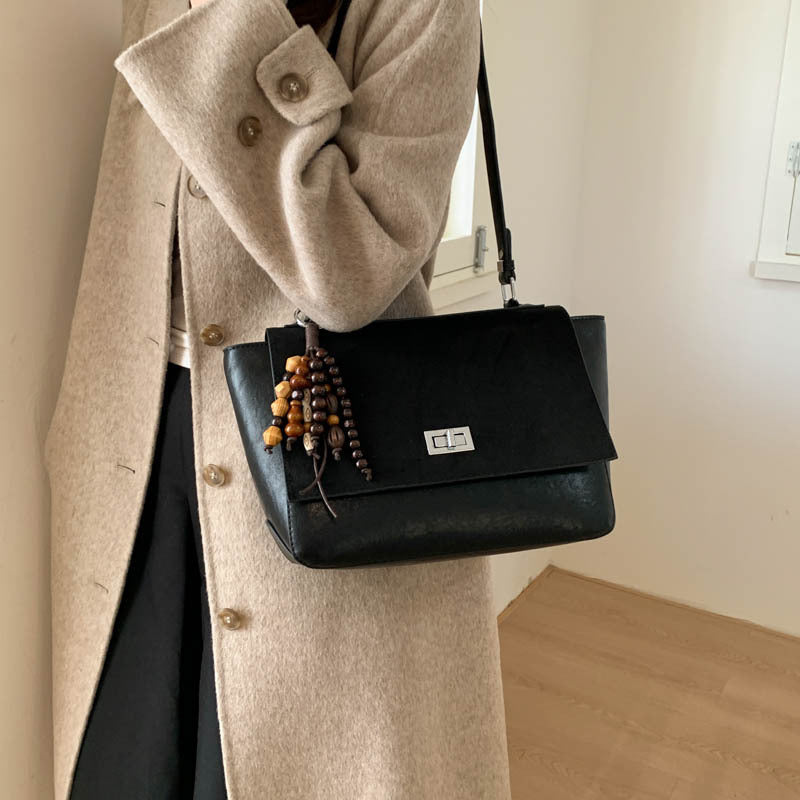 Damen elegante Schultertasche aus hochwertigem Kunstleder mit verspieltem Charme