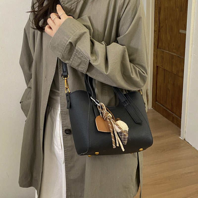 Damen Mini-Handtasche in elegantem Design mit charmantem Anhänger