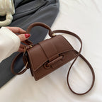 Damen Mini-Handtasche aus strukturiertem Leder mit stylischer Verschluss