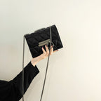 Damen Clutch mit eleganter Steppung und feinem Kettenriemen