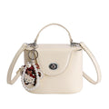 Damen Mini-Handtasche im elegant geschwungenen Design mit spielerischem Anhänger