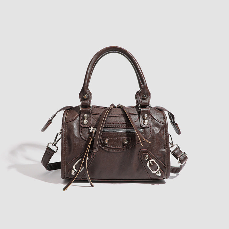 Damen Mini-Handtasche mit dekorativen Metallakzenten und abnehmbarem Schulterriemen