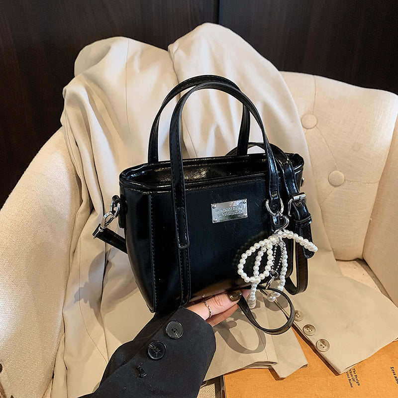Damen Mini-Handtasche mit perlenverziertem Anhänger