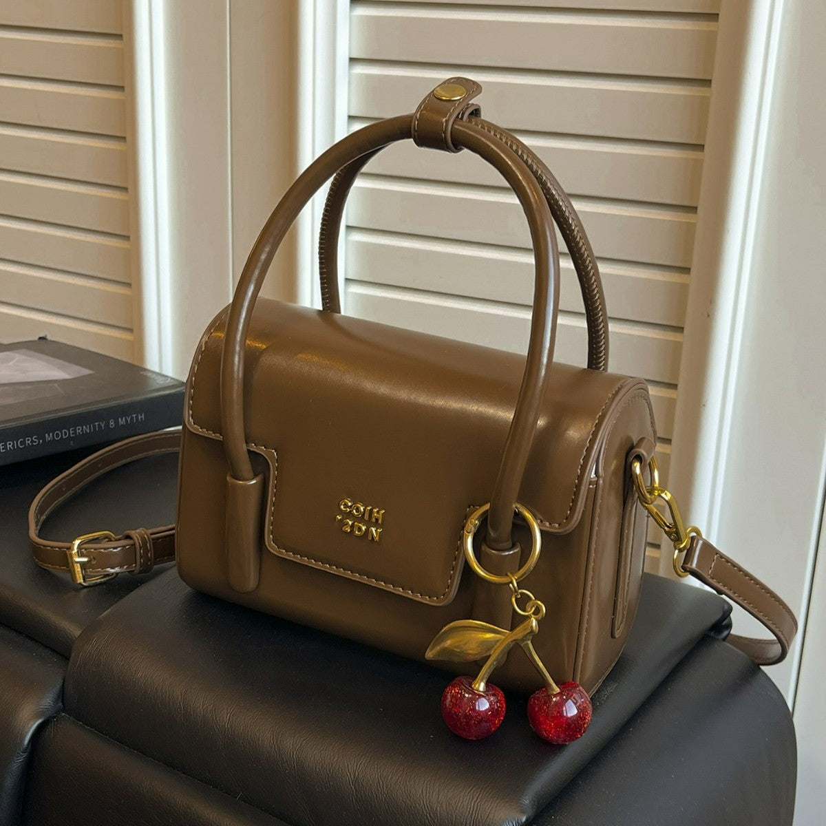 Damen Mini-Handtasche mit eleganter Struktur und charmantem Anhänger