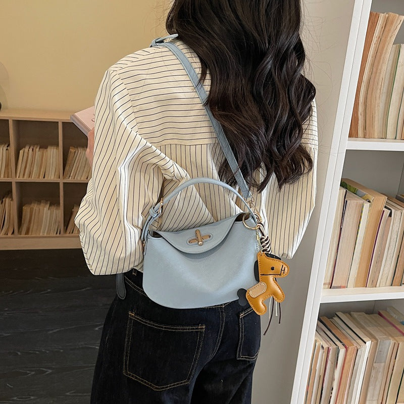 Damenschultertasche mit charmantem Anhänger und elegantem Design