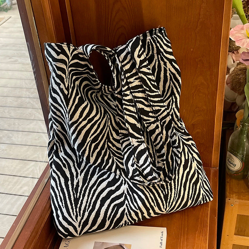 Damentasche aus Jute mit auffälligem Zebra-Muster