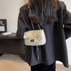 Damen Mini-Handtasche mit gepolstertem Design und elegantem Kettenriemen