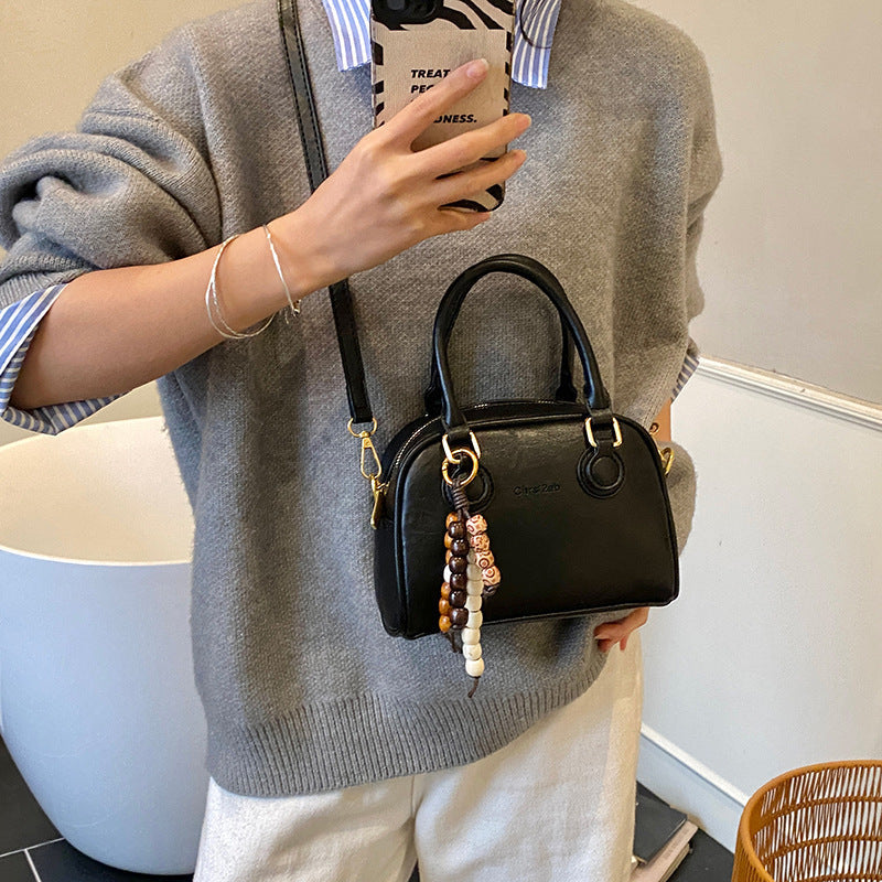 Damen Mini-Handtasche mit verspieltem Anhänger