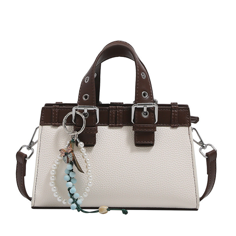 Damen Mini-Handtasche mit verspieltem Anhänger und elegantem Design