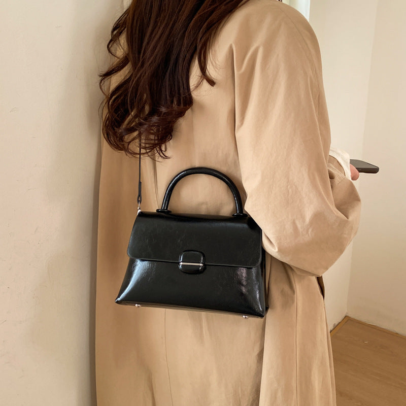Damentasche mit strukturiertem Design und eleganter Verschluss