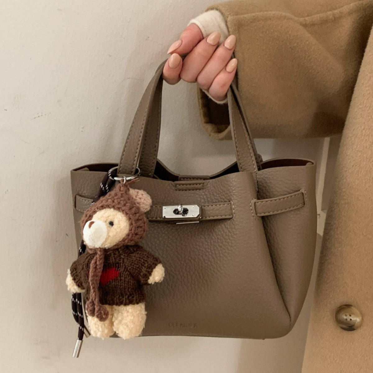 Damen Mini-Handtasche mit süßem Plüsch-Anhänger