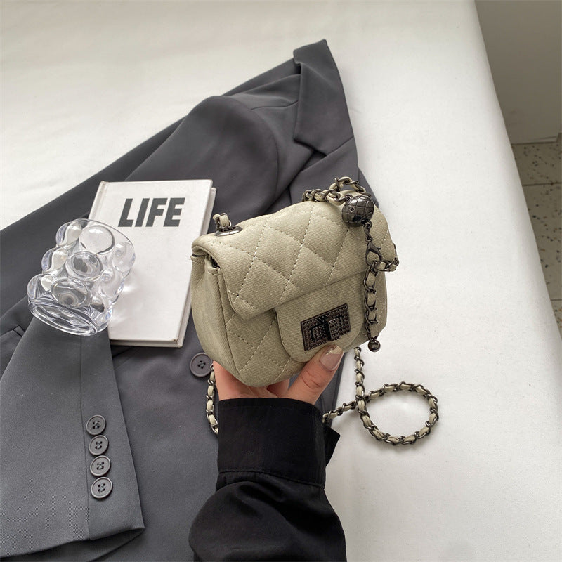 Damen Mini-Handtasche mit gepolstertem Design und elegantem Kettenriemen